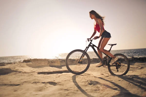 Egy Lány Biciklizik Egy Gyönyörű Helyen — Stock Fotó