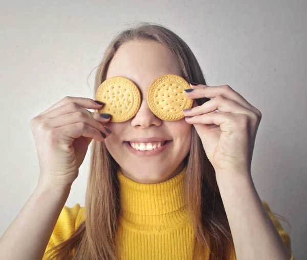 Una Chica Con Las Galletas Sus Ojos —  Fotos de Stock