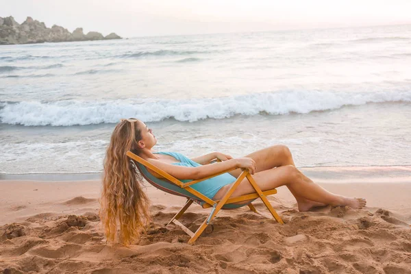 Una Ragazza Una Sdraio Sta Guardando Mare — Foto Stock