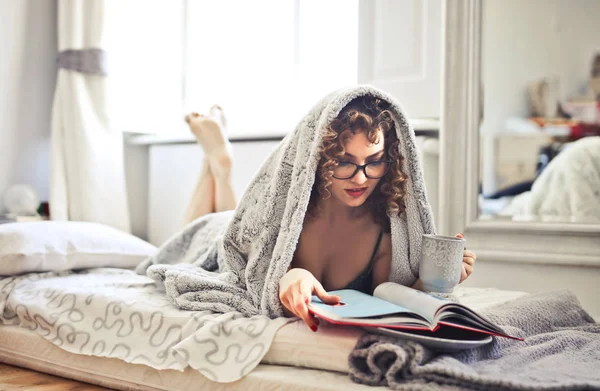 Женщина Читает Книгу Лежащую Кровати — стоковое фото