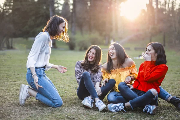 Chicas Sonrientes Parque —  Fotos de Stock