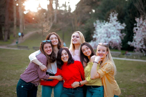 Gruppo Ragazze Nel Parco — Foto Stock