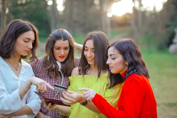 Kızlar Kredi Kartı Için — Stok fotoğraf