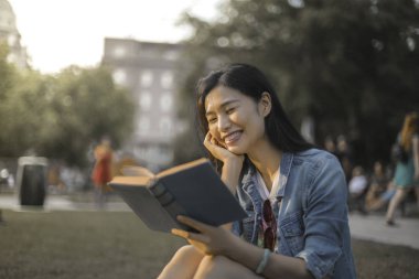 Parkta okuyan bir kız.