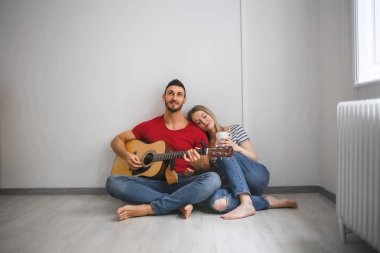 Aşıklar duvarda müzik çalıyor