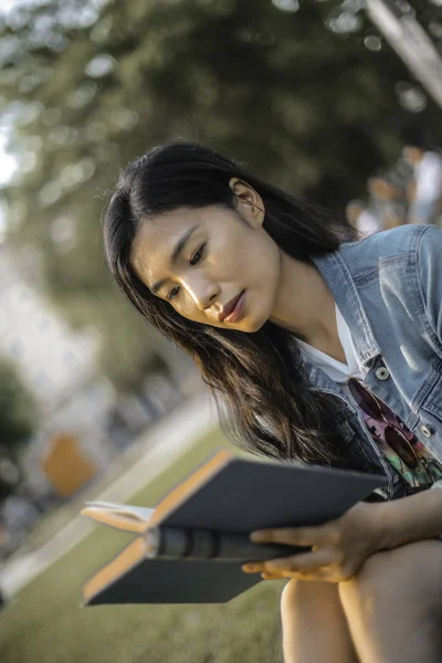 Una Chica Leyó Parque — Foto de Stock