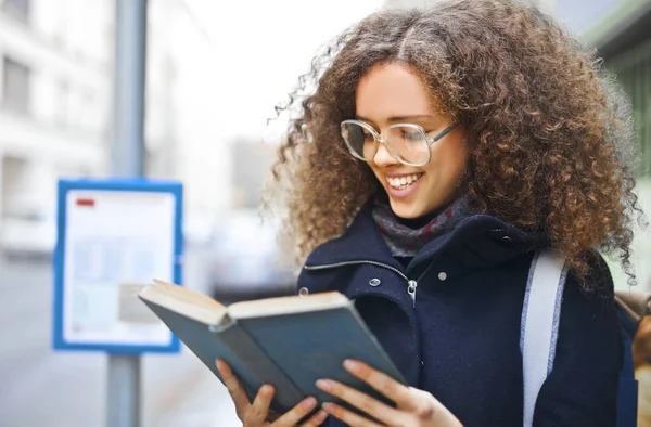 Una Ragazza Letta Strada — Foto Stock