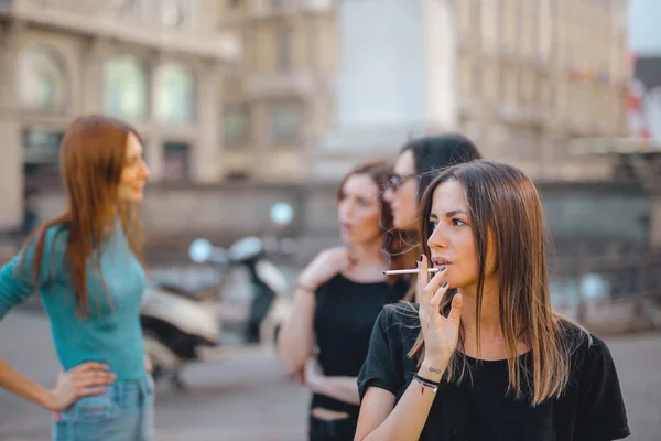 Eine Gruppe Von Mädchen Der Stadt — Stockfoto