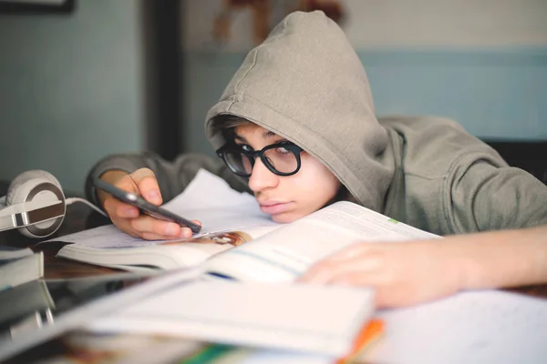 Adolescente Annoiato Sui Libri — Foto Stock