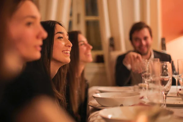 Cena Con Gli Amici Casa — Foto Stock