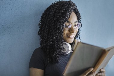 Gülümseyen kız bir kitap okuyor