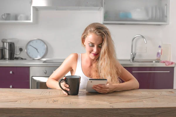 Blondes Mädchen Frühstückt Mit Ihrem Handy — Stockfoto