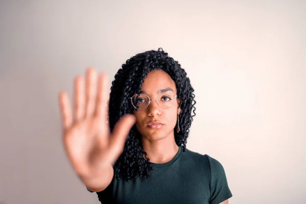 Uma Menina Com Mão Para Cima — Fotografia de Stock