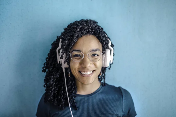 Χαμογελαστό Κορίτσι Ακουστικά — Φωτογραφία Αρχείου