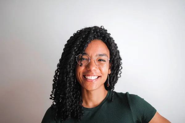 Uma Menina Está Sorrindo Para Câmera — Fotografia de Stock