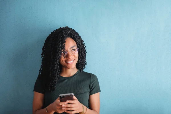 Une Fille Envoie Des Textos Devant Mur Bleu — Photo