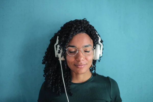 Ein Mädchen Hört Musik — Stockfoto
