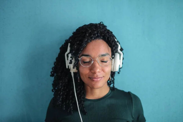 Een Meisje Luistert Naar Muziek — Stockfoto