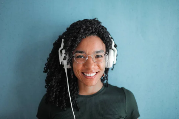 Uma Menina Ouvir Música — Fotografia de Stock