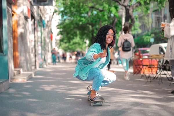 Menina Encaracolado Skate — Fotografia de Stock