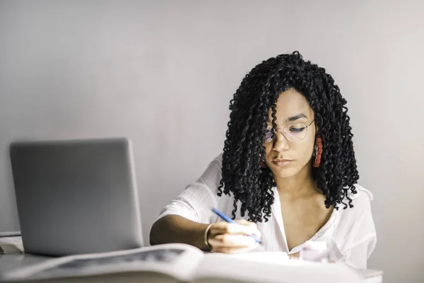 Menina Séria Está Estudando Com Laptop Livros — Fotografia de Stock