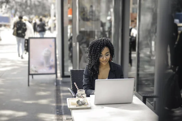 Ein Mädchen Sitzt Mit Ihrem Laptop Einer Bar — Stockfoto