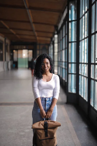 Souriante Fille Dans Couloir — Photo