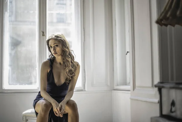 Menina Elegante Sentado Uma Cadeira — Fotografia de Stock