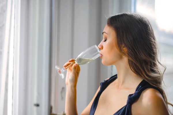 Menina Elegante Está Bebendo Vinho Perto Janela — Fotografia de Stock