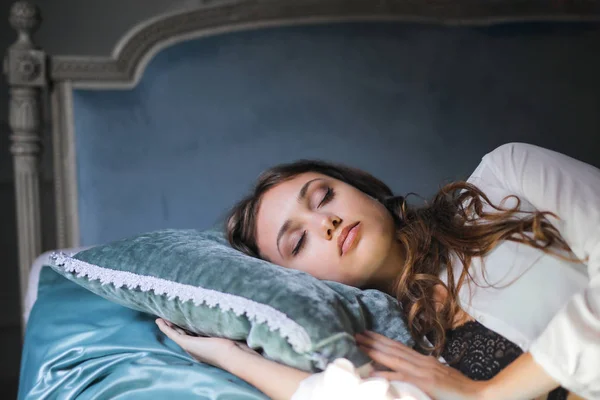 Menina Bonita Está Dormindo Uma Cama Elegante — Fotografia de Stock