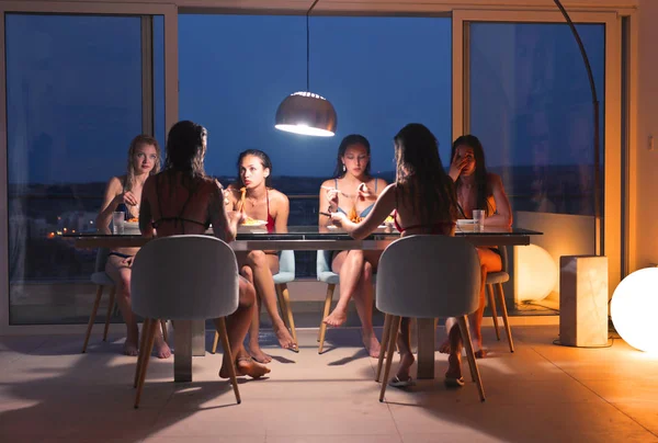 Flickor Äter Middag Tillsammans Semestern — Stockfoto