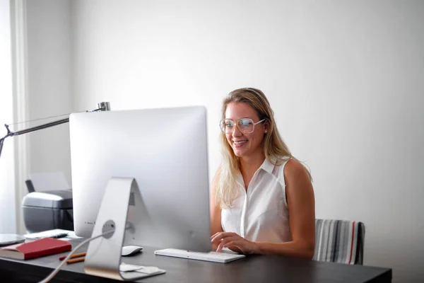 Souriante Fille Travaille Dans Bureau — Photo