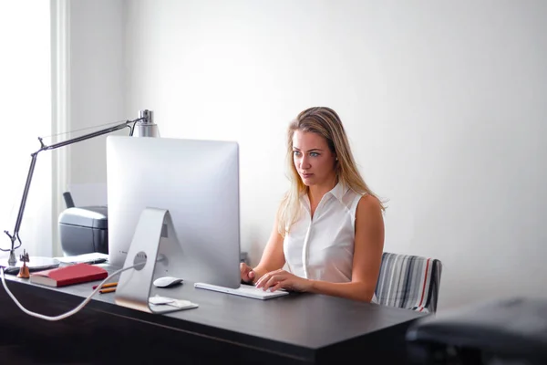 Menina Elegante Está Trabalhando Com Computador — Fotografia de Stock
