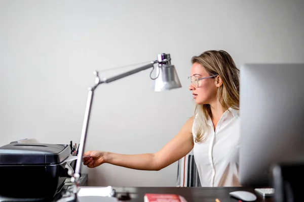 Menina Loira Está Trabalhando Com Computador — Fotografia de Stock