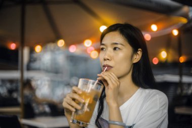 Kız akşamları içiyor.