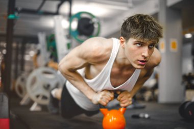 Antrenman sırasında kaslı çocuk.