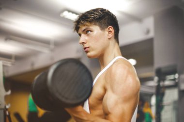 Antrenman sırasında kaslı çocuk.