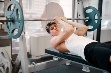 Antrenman sırasında kaslı çocuk.