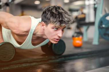 Antrenman sırasında kaslı çocuk.