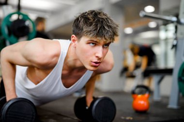 Antrenman sırasında güçlü bir çocuk.