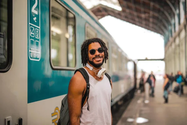 Sorriso Menino Estação Trem — Fotografia de Stock