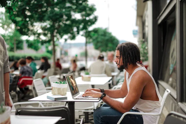 Garçon Étudie Avec Son Ordinateur Portable Assis Devant Bar — Photo