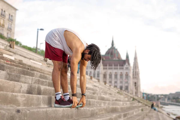 Hombre Musculoso Está Haciendo Estiramiento Las Escaleras — Foto de Stock