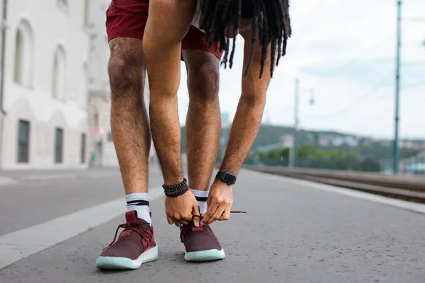 Homem Musculado Está Amarrando Seus Sapatos — Fotografia de Stock