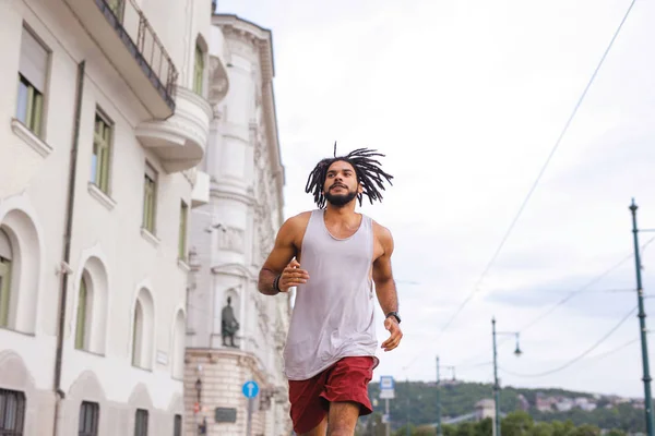 Homem Musculado Está Correndo Cidade — Fotografia de Stock