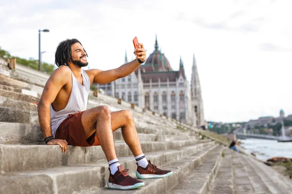 Muskularny Mężczyzna Robi Sobie Selfie — Zdjęcie stockowe