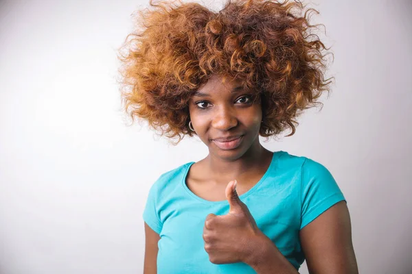 Retrato Uma Menina Com Polegares Para Cima — Fotografia de Stock