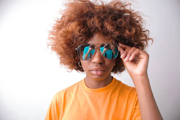 Retrato Uma Menina Com Óculos Sol Frente Fundo Branco — Fotografia de Stock