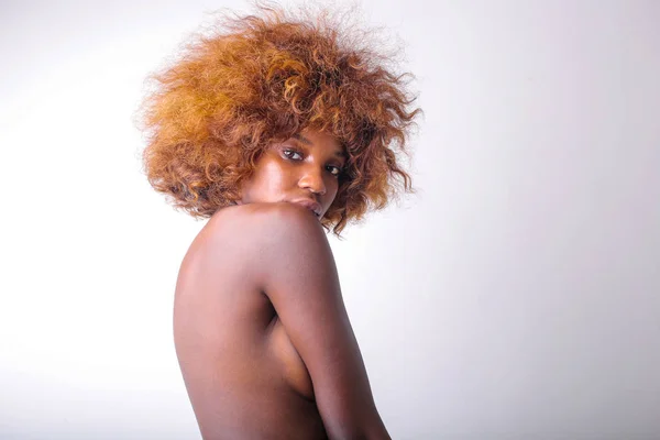 Uma Menina Frente Fundo Branco — Fotografia de Stock