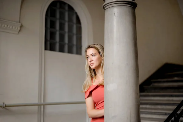 Ragazza Elegante Dietro Colonna — Foto Stock